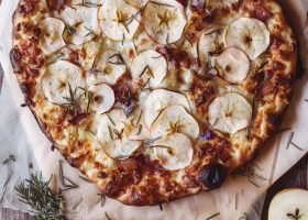 طريقة عمل بيتزا التفاح الأخضر والجبنة الزرقاء بصوص الزعتر البرى