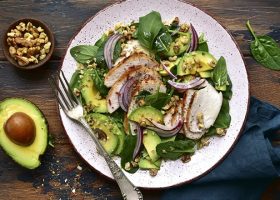 طريقة عمل سلطة الباستا الخضراء بصوص الافوكادو والنعناع