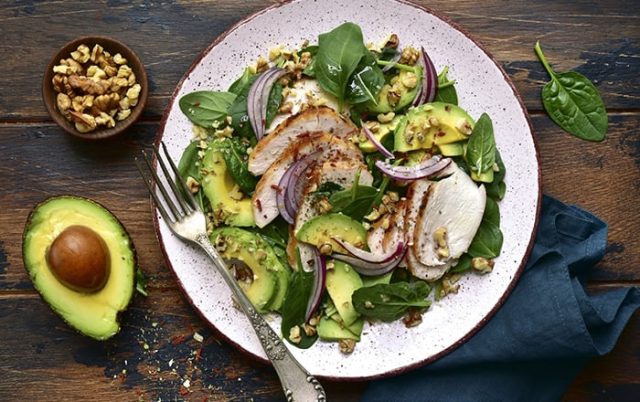 طريقة عمل سلطة الباستا الخضراء بصوص الافوكادو والنعناع