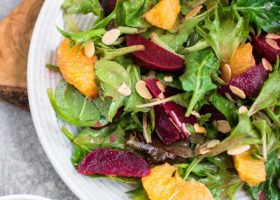 طريقة عمل سلطة الجرجير والكمثرى بصوص البرتقال والعسل