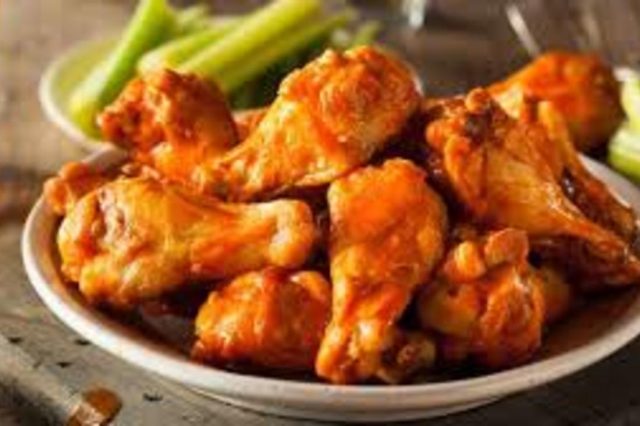 طريقة عمل أجنحة الدجاج بالتتبيلة الحارة في الفرن