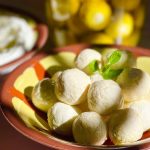 طريقة عمل كرات اللبنة بالبقدونس والسمسم المحمص