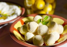 طريقة عمل كرات اللبنة بالبقدونس والسمسم المحمص