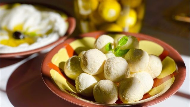 طريقة عمل كرات اللبنة بالبقدونس والسمسم المحمص
