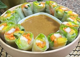 طريقة عمل لفائف الجزر والمانجو بصوص الفستق والكزبرة