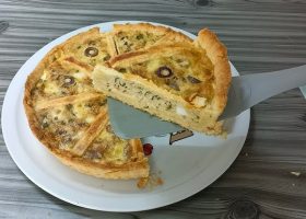 طريقة عمل تارت البصل الأخضر والكوسة بعجينة الجبنة القديمة