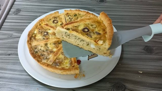 طريقة عمل تارت البصل الأخضر والكوسة بعجينة الجبنة القديمة