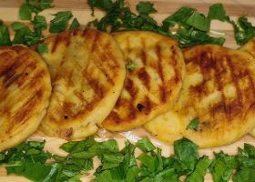 طريقة عمل برجر البطاطس المسلوقة مع صوص الزبادي والكزبرة