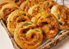 طريقة عمل لفائف البيتزا بالفرن