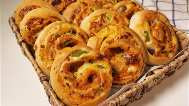 طريقة عمل لفائف البيتزا بالفرن