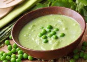 طريقة عمل شوربة البازلاء النعناعية مع رقائق البارميزان المحمصة