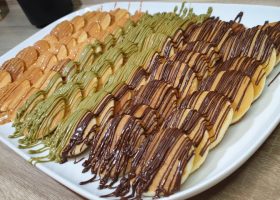 طريقة عمل مينى بان كيك الزهرة البرية بصوص التوت والعسل الأبيض