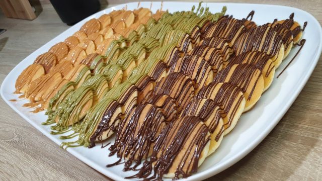 طريقة عمل مينى بان كيك الزهرة البرية بصوص التوت والعسل الأبيض