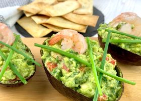 طريقة عمل قوارب الأفوكادو بالجمبري وصوص الليمون