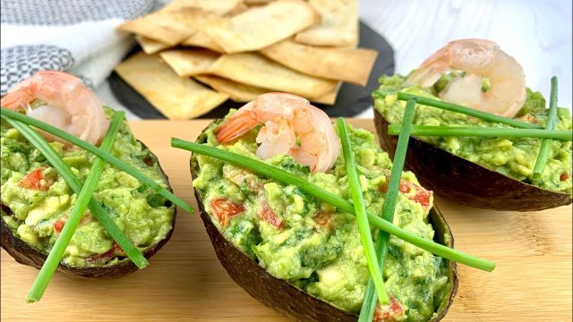 طريقة عمل قوارب الأفوكادو بالجمبري وصوص الليمون