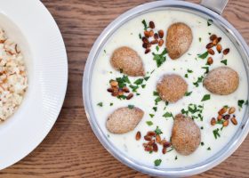 طريقة عمل كبة الفريك بالمشروم وصوص الزبادي بالزعفران