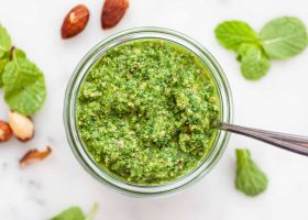 طريقة عمل بيستو الجرجير والكمثرى مع مكعبات البطاطا البنفسجية