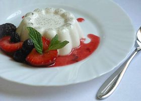 طريقة عمل باناكوتا بصوص الفواكهة