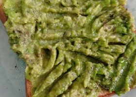 طريقة عمل توست اللوز الاخضر بمربى الخيار والريحان