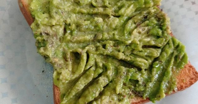 طريقة عمل توست اللوز الاخضر بمربى الخيار والريحان