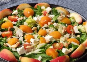طريقة عمل سلطة الخوخ المشوى بالجرجير وجبنة الفيتا