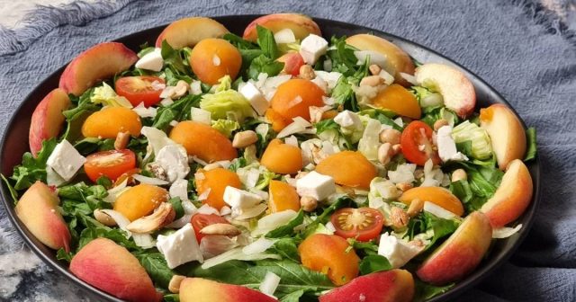 طريقة عمل سلطة الخوخ المشوى بالجرجير وجبنة الفيتا