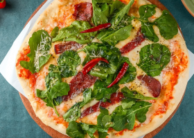 طريقة عمل بيتزا المقرمشة بخليط الجرجير والمشمش المجفف