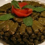 طريقة عمل ورق عنب محشى كينوا وجبن مع صوص الروب بالثوم