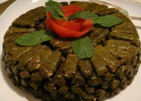 طريقة عمل ورق عنب محشى كينوا وجبن مع صوص الروب بالثوم