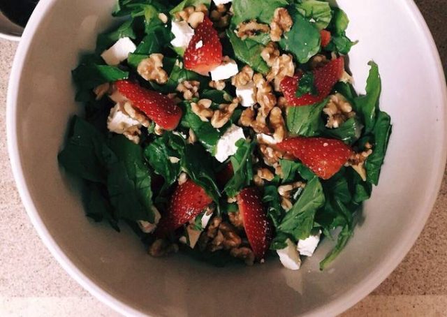 طريقة عمل سلطة الفراولة بصوص الريحان و العسل و زيت الزيتون