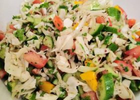 طريقة عمل سلطة الربيع الدافئة بعدس المجروش والجرجير