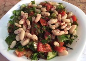 طريقة عمل سلطة الفاصوليا البيضاء باليوسفى وجوز الهند