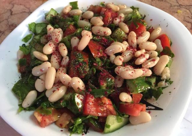 طريقة عمل سلطة الفاصوليا البيضاء باليوسفى وجوز الهند