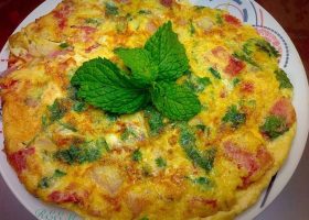 طريقة عمل اومليت البسلة بالجبنة القديمة والبصل الأخضر