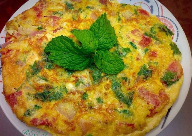 طريقة عمل اومليت البسلة بالجبنة القديمة والبصل الأخضر