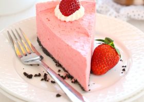 طريقة عمل موس الفراولة الخفيف بالزبادى والعسل وطبقة جرانولا