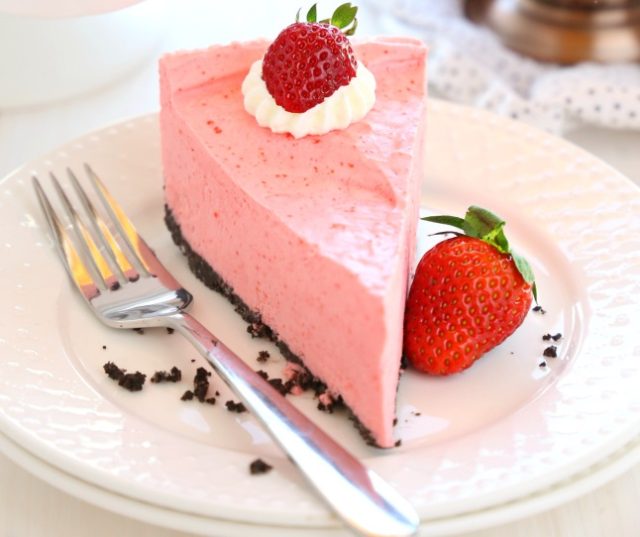 طريقة عمل موس الفراولة الخفيف بالزبادى والعسل وطبقة جرانولا