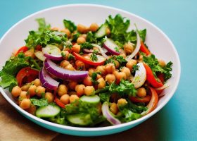 طريقة عمل سلطة بتلات الورد والتفاح الاخضر بصلصة الكمون المحمص