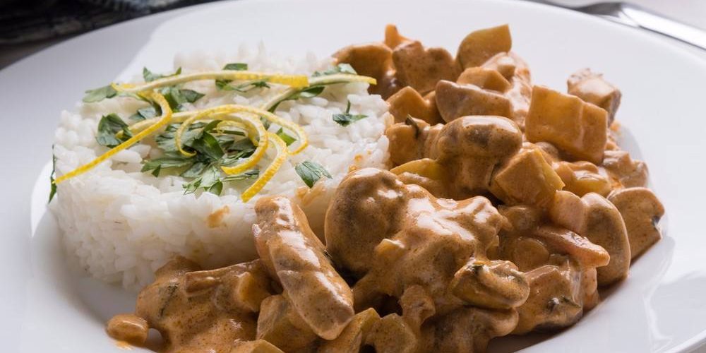 طريقة عمل أرز معطر بحليب جوز الهند والتوابل الشرقية مع مكعبات اللحم المشوى
