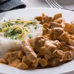 طريقة عمل أرز معطر بحليب جوز الهند والتوابل الشرقية مع مكعبات اللحم المشوى