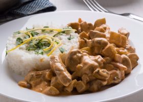 طريقة عمل أرز معطر بحليب جوز الهند والتوابل الشرقية مع مكعبات اللحم المشوى