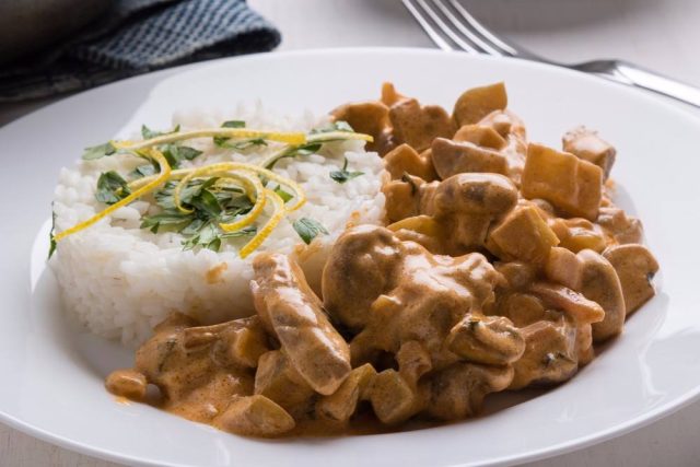 طريقة عمل أرز معطر بحليب جوز الهند والتوابل الشرقية مع مكعبات اللحم المشوى