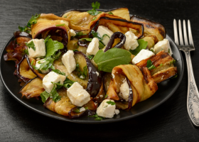 طريقة عمل باذنجان مشوي باللبنة والتمر المجفف مع دبس الرمان