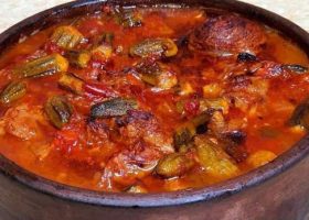 طريقة عمل بامية باللحمة وصلصة الطماطم