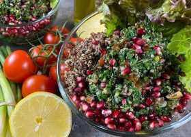 طريقة عمل تبولة الكينوا بالفراولة والجبنة الفيتا