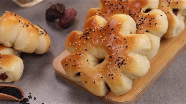 طريقة عمل خبز التمر والقرنفل المحشى بالجبن الكريمى والعسل