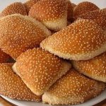 طريقة عمل خبز هش بالسمسم