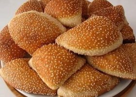 طريقة عمل خبز هش بالسمسم