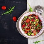 طريقة عمل سلطة الكينوا بدبس الرمان والشيدر