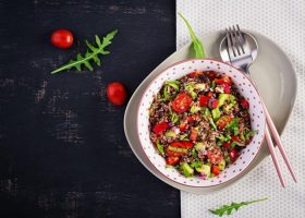 طريقة عمل سلطة الكينوا بدبس الرمان والشيدر